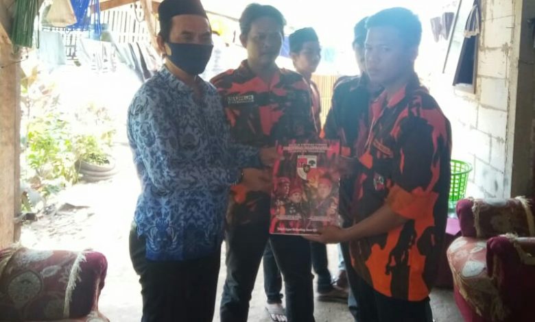 Ranting Pemuda Pancasila Desa Rancailat serahkan salinan SK Kepengurusan Ranting Kepada Kepala Desa 