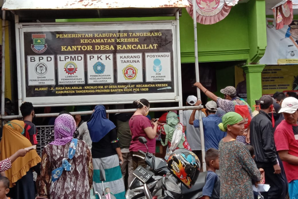 Warga Masyarakat Mendatangi Kantor Desa Rancailat, untuk Mengambil Dana Desa (BLT)